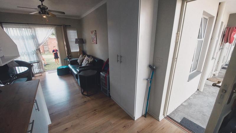 To Let 1 Bedroom Property for Rent in Oakglen Western Cape